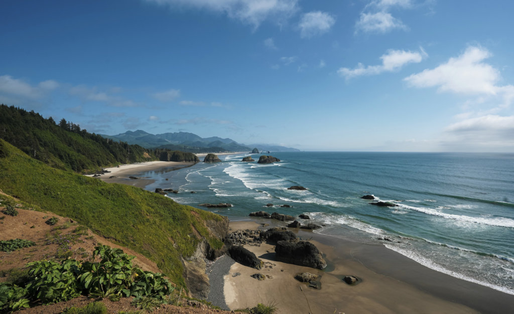 Landscape view of the shore in Ecola State Park in Oregon near Sundial community.